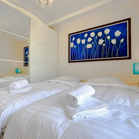 Pradignac - Beautiful 2 Bedroom Center Of דירה